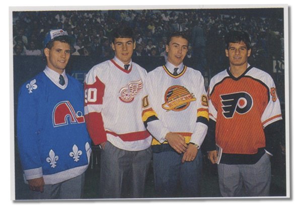 Na draftu NHL v roce 1990 přišel Petr Nedvěd (druhý zprava) na řadu jako druhý, Jágr byl pátý