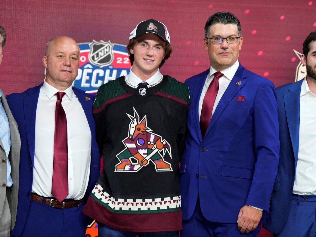 Trojkou draftu NHL 2022 se stal americký útočník Logan Cooley, kterého si vybrala Arizona