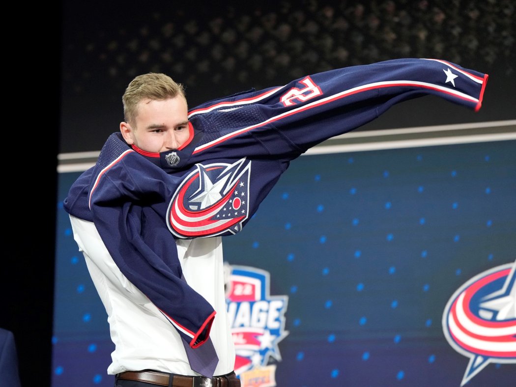 Český obránce David Jiříček jako šestý hráč draftu NHL obléká dres Columbusu