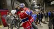 Jednička draftu NHL Juraj Slafkovský (vlevo) objímá slovenského parťáka Filipa Mešára, kterého rovněž draftoval Montreal