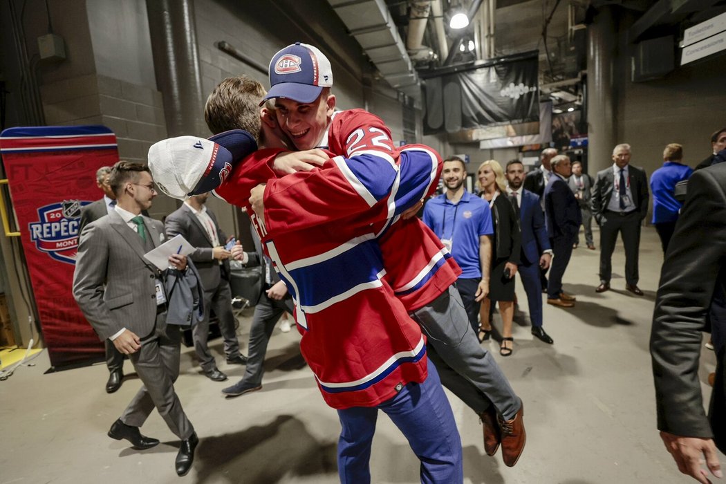 Jednička draftu NHL Juraj Slafskovský (vlevo) objímá slovenského parťáka Filipa Mešára, kterého rovněž draftoval Montreal