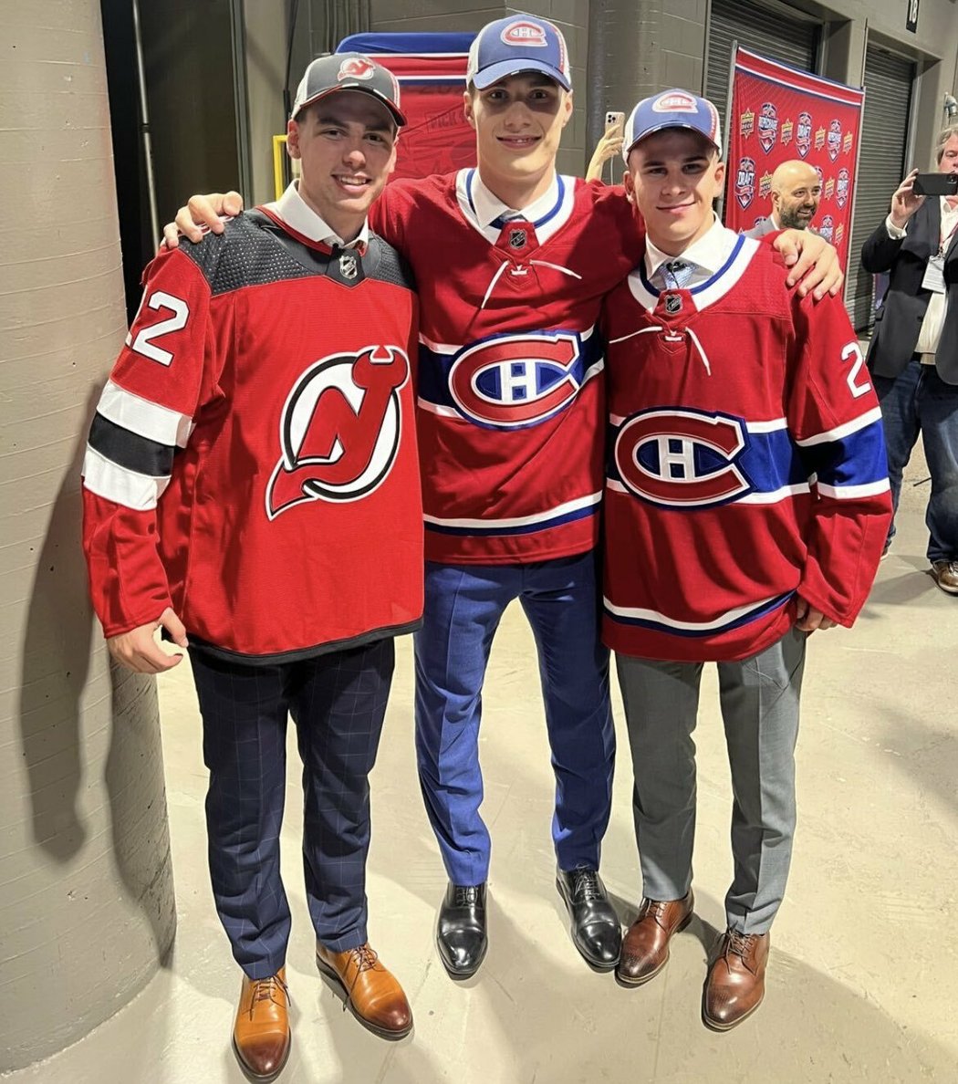 Úspěch slovenskému hokeji na draftu NHL 2022 zajistili (zleva) Šimon Nemec, Juraj Slafkovský a Filip Mešár. Všichni tři byli draftovaní v 1. kole