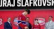 Jednička draftu NHL 2022 Juraj Slafkovský si navléká dres Montrealu