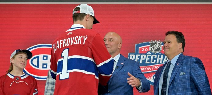 Představitelé Montreal Canadiens vítají v organizaci slovenskou jedničku draftu Juraje Slafkovského