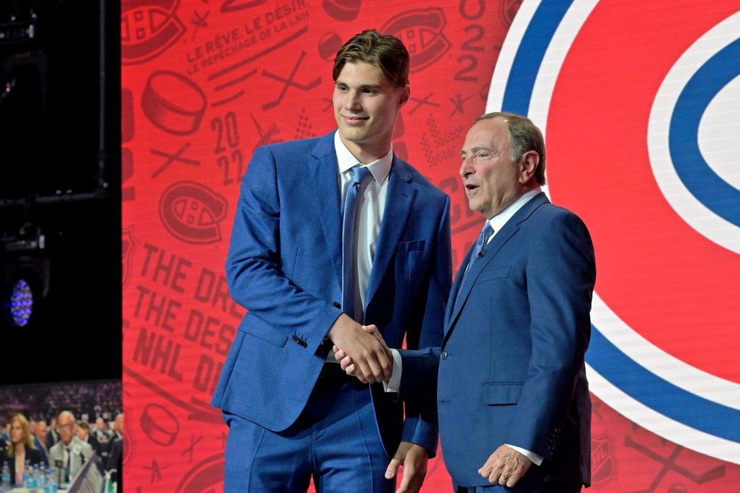 Slovák Juraj Slafkovský jako jednička draftu NHL 2022 se zdraví s komisařem ligy Garym Bettmanem