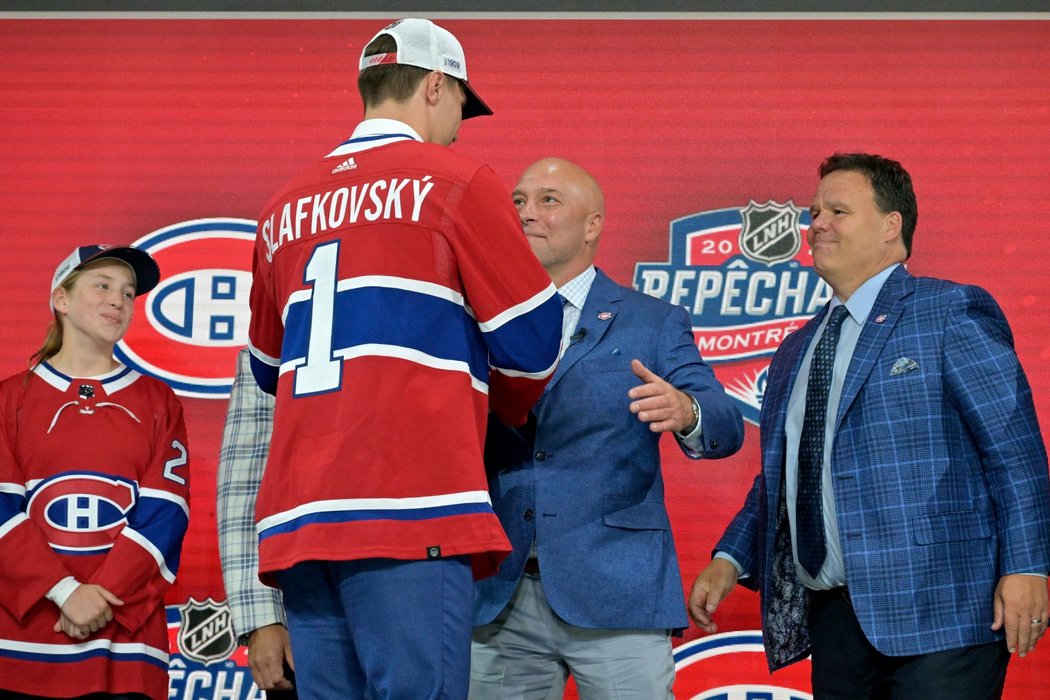 Představitelé Montreal Canadiens vítají v organizaci slovenskou jedničku draftu Juraje Slafkovského