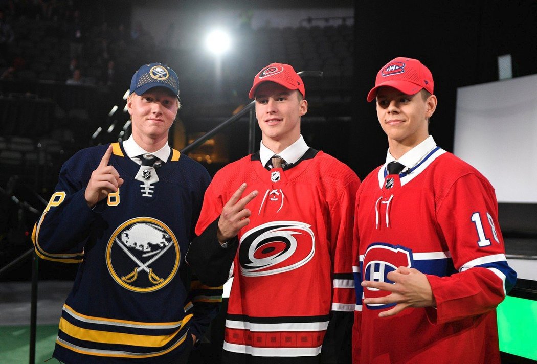 Top trojka letošního draftu: Rasmus Dahlin (Buffalo), Andrej Svečnikov (Carolina), Jesperi Kotkaniemi (Montreal)