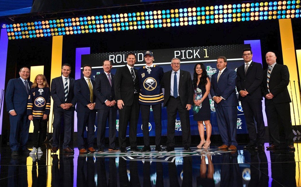 Jedničkou draftu se podle veškerých předpokladů stal švédský obránce Rasmus Dahlin, kterého si vybralo Buffalo