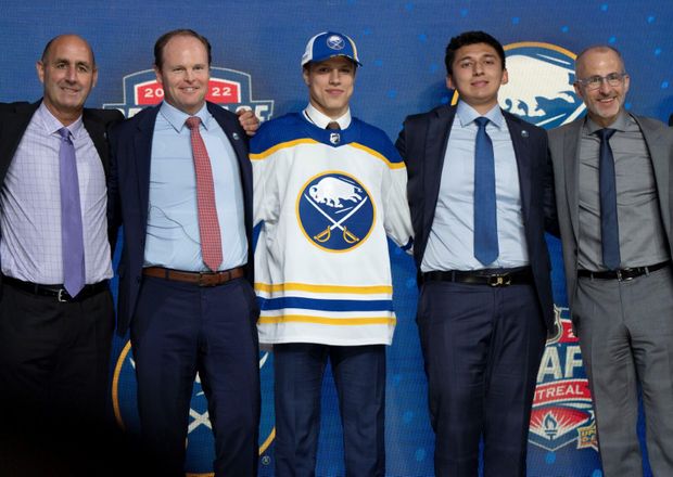 Český útočník Jiří Kulich se dočkal draftu do NHL na konci prvního kola, což vedení Buffala, které jej získalo, dost překvapilo Český útočník Jiří Kulich se dočkal draftu do NHL na konci prvního kola, což vedení Buffala, které jej získalo, dost překvapilo