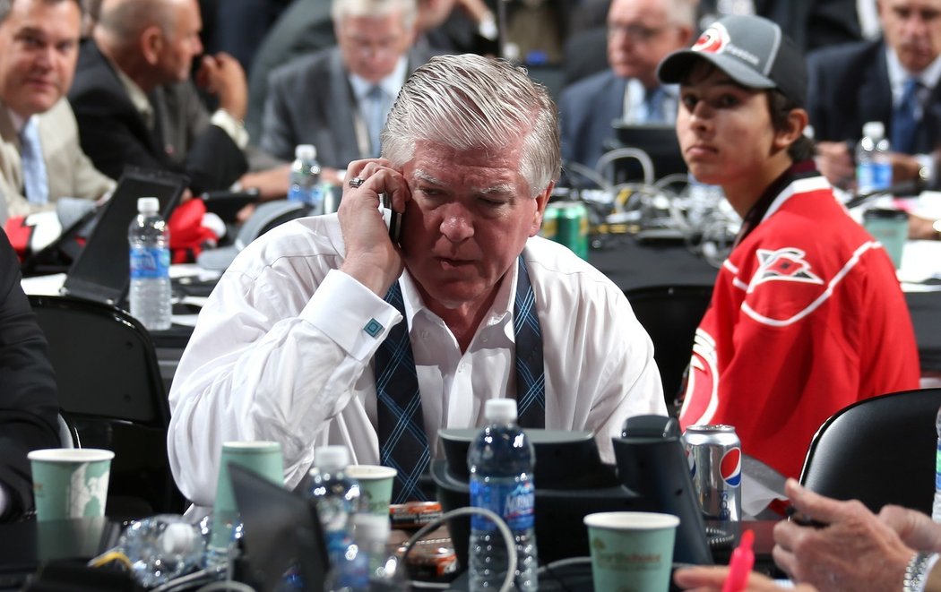 Ostřílený bafunář NHL Brian Burke během draftu