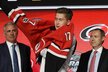 Martin Nečas poprvé navléká dres Caroliny na draftu NHL