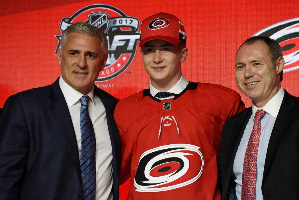 Český útočník Martin Nečas přišel na draftu NHL jako dvanáctý v pořadí a brala ho Carolina