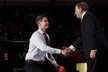 Martin nečas si podává ruku s komisionářem NHL Garrm Bettmanem