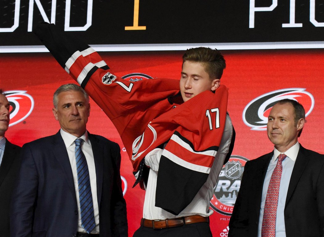 Martin Nečas poprvé navléká dres Caroliny na draftu NHL