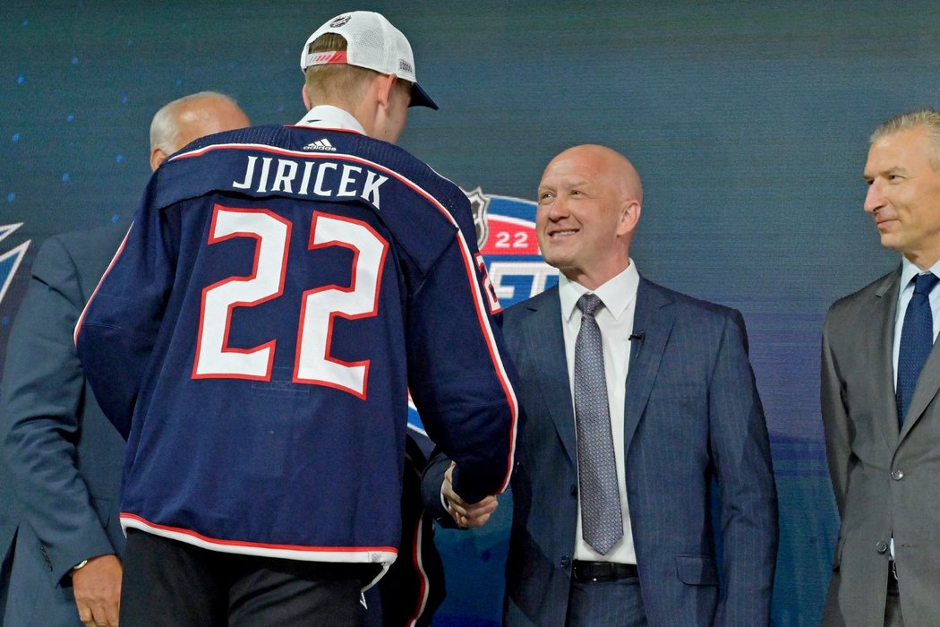 Český reprezentační obránce David Jiříček přijímá gratulaci od generálního manažera Columbusu Jarma Kekalainena, který si Čecha vybral na draftu NHL