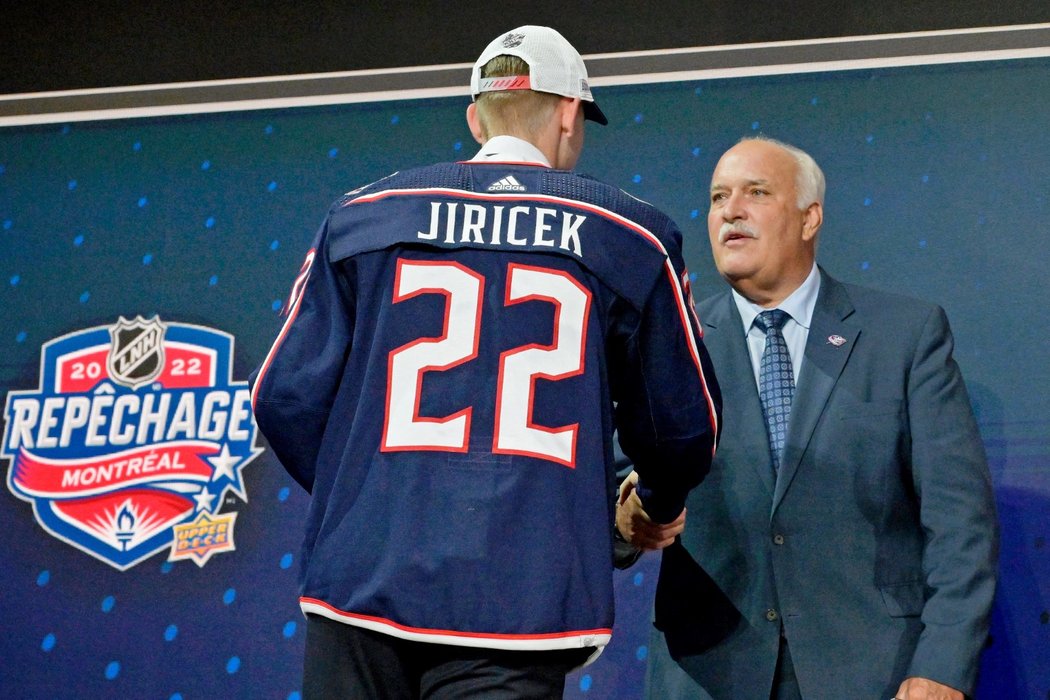 Český reprezentační obránce David Jiříček si po úspěšném draftu potřásl rukou i s prezidentem hokejových operací Blue Jackets Johnem Davidsonem