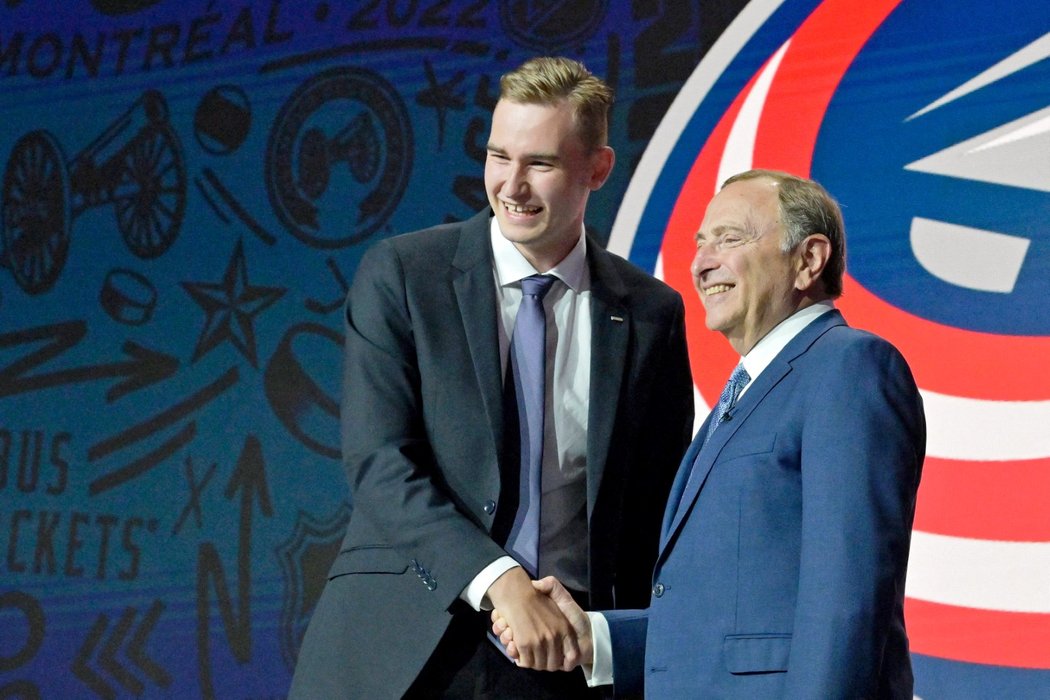 Zadák David Jiříček po draftu zapózoval před fotoaparáty společně s komisionářem NHL Garym Bettmanem
