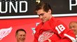 Český útočník Filip Zadina na draftu NHL hrdě obléká dres slavného Detroitu