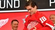 Český útočník Filip Zadina na draftu NHL hrdě obléká dres slavného Detroitu