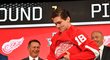 Český útočník Filip Zadina na draftu NHL hrdě obléká dres slavného Detroitu