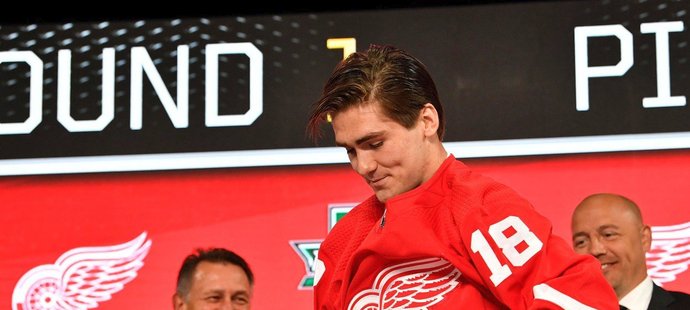 Český útočník Filip Zadina na draftu NHL hrdě obléká dres slavného Detroitu