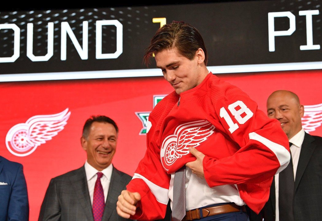 Český útočník Filip Zadina na draftu NHL hrdě obléká dres slavného Detroitu