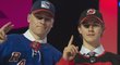 Hvězdy draftu 2019 Kaapo Kakko (vlevo) a Jack Hughes ve své první sezoně NHL zatím přešlapují na místě