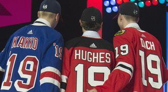 Jedničkou draftu NHL je Hughes, druhý Kakko. Čech po 3 letech chyběl