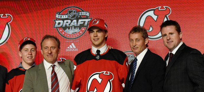 Jedničkou draftu NHL se stal poprvé v historii Švýcar. Nica Hischiera získalo New Jersey