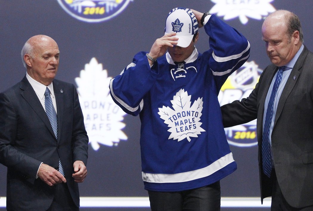 Ještě kšiltovku a jsem členem Toronta. Auston Matthews se stal jedničkou draftu