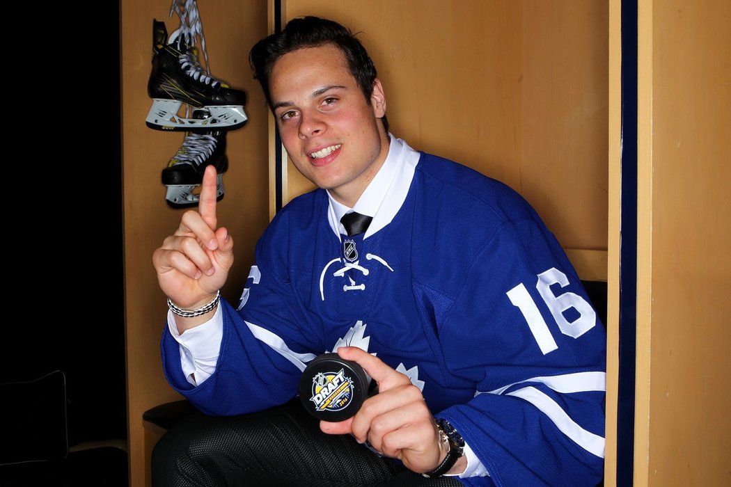 Jedničkou draftu NHL se stal americký útočník Auston Matthews, jehož získalo Toronto.