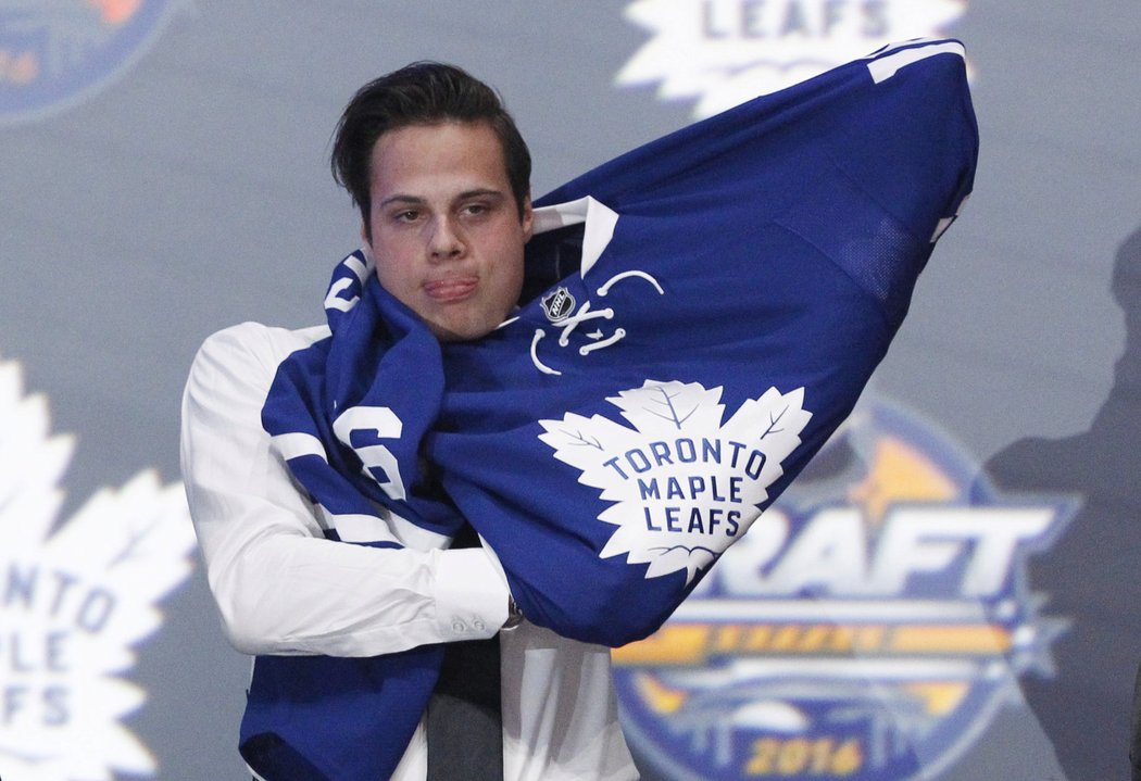 Jedničkou draftu NHL se stal americký útočník Auston Matthews, jehož získalo Toronto