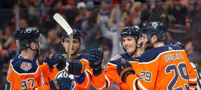 V dresu poražených si připsal Connor McDavid dvě asistence a je druhým hráčem, který v této sezoně nasbíral sto bodů.