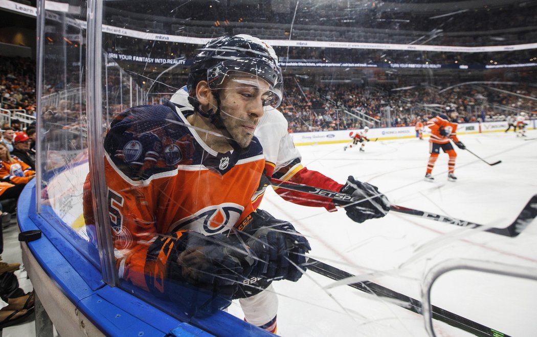 Evan Bouchard se snaží najít cestu na soupisku Edmontonu