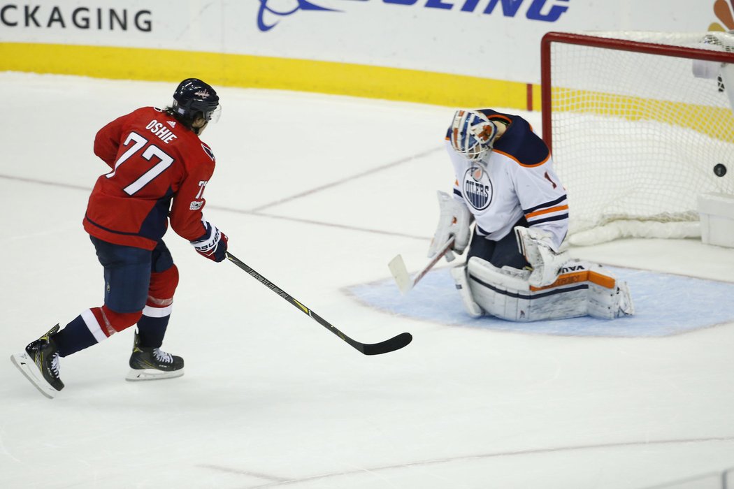 Střelec T.J. Oshie v nájezdech přelstil Laurenta Brossoita