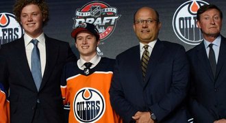 Prcek vedle Gretzkyho. Takhle malý hráč v 1. kole draftu NHL ještě nebyl