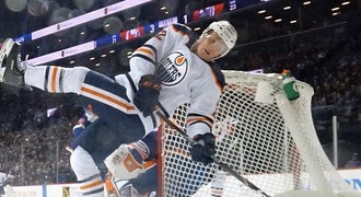 Parťák McDavida bojuje o život. Prosím o zázrak, pláče manželka i celá NHL