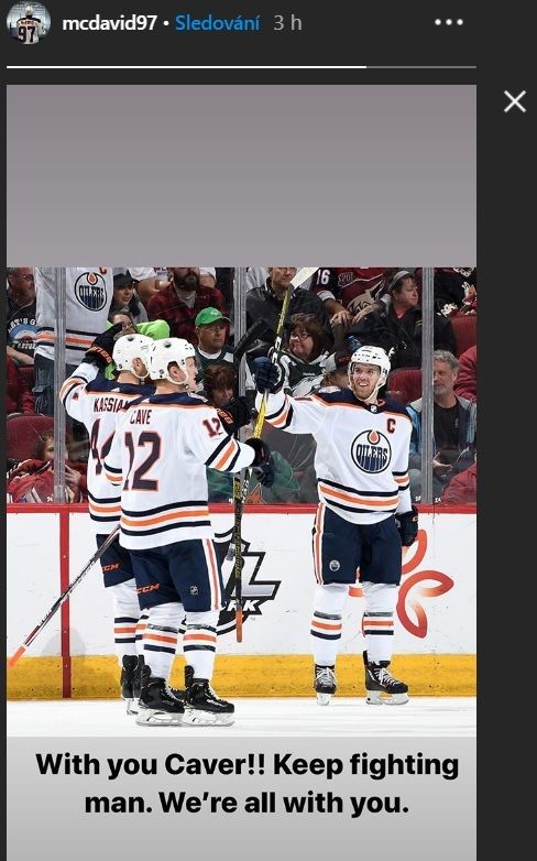 Bojuj! Hvězdný útočník Edmontonu Connor McDavid drží svému spoluhráči pěsti