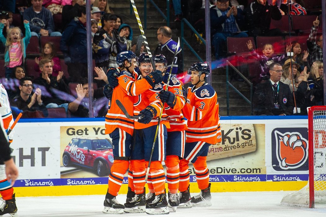 Colba Cave se raduje z gólu se spoluhráči z Bakersfield Condors.