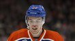 Hvězda Edmontonu Connor McDavid krvácí ze rtu po hře vysokou holí v zápase s Columbusem