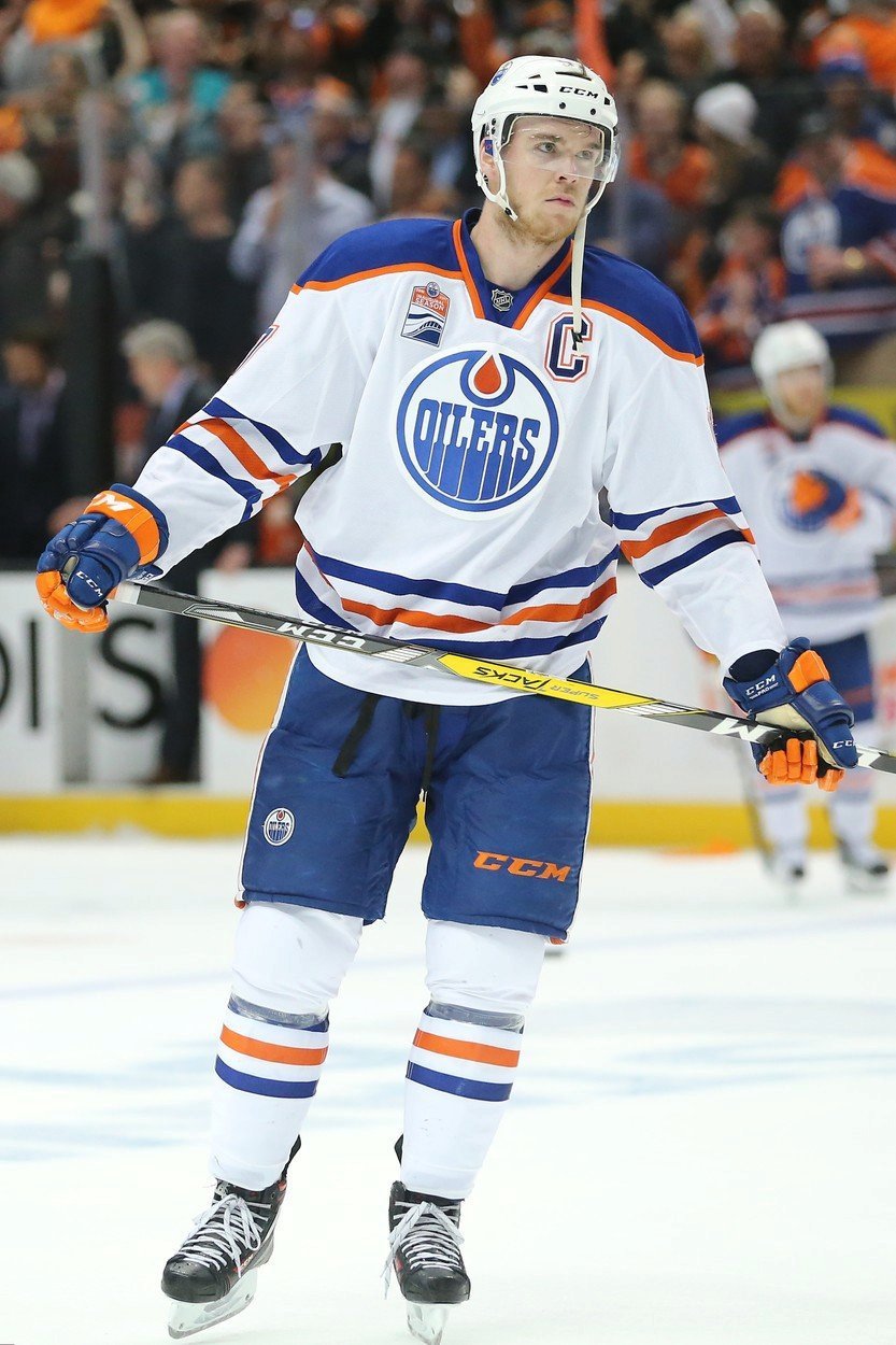 Connor McDavid (centr, Edmonton) - Skokan roku, to nejlepší má pořád ještě před sebou. Stal se hlavní hnací silou znovuvzkříšených Edmonton Oilers, s nimi vstupuje do své třetí sezony. Korunu nejlepšího hráče převzal po Sidney Crosbym.