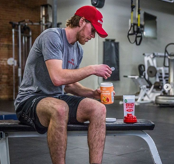 Connor McDavid ve svém domácím fitku.