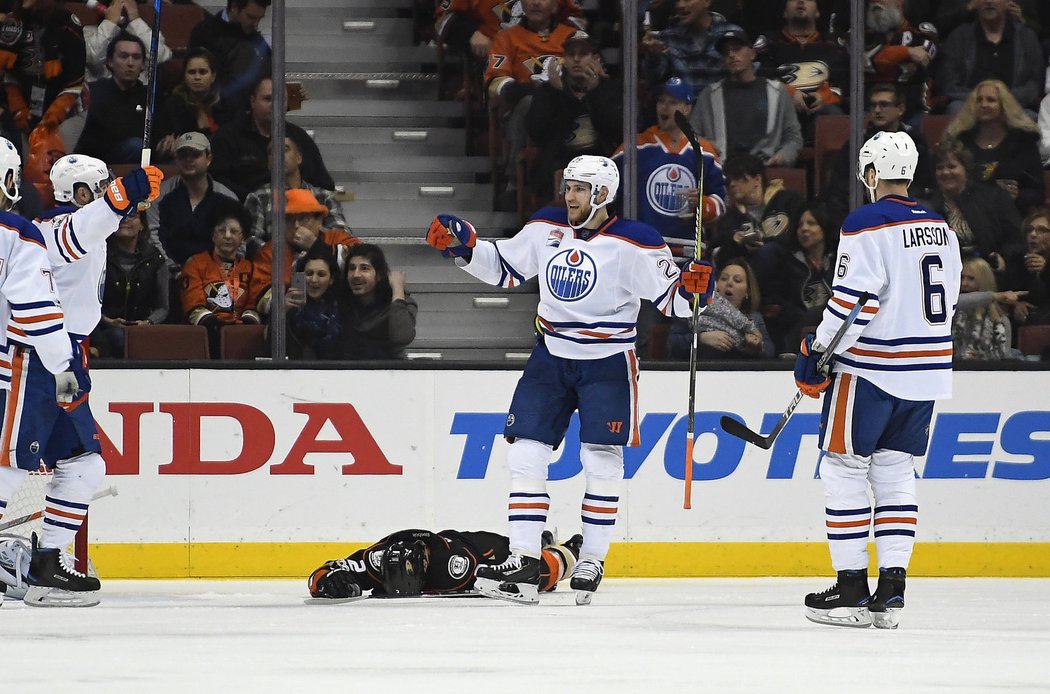 Leon Draisaitl šťastným střelcem Oilers, Kevin Bieksa jeho radost nesdílel