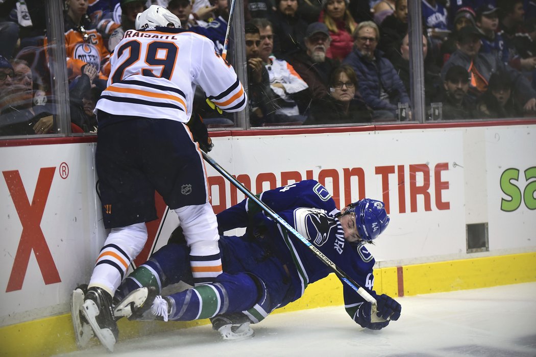 Erik Gudbranson většinou rozdává hity, tentokrát jeden schytal od Leona Draisaitla z Edmontonu