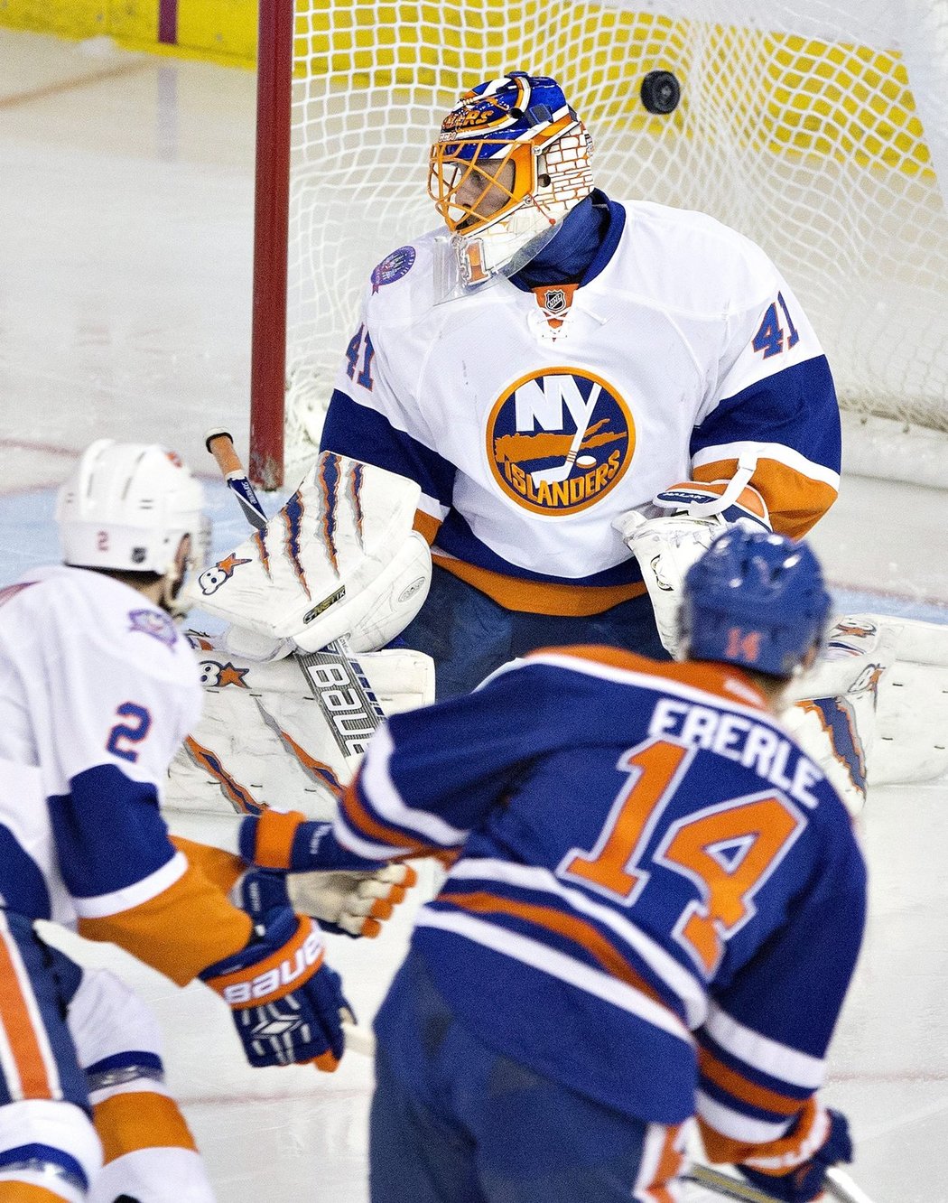 Nejslabší tým soutěže Edmonton si překvapivě vyšlápl na silné Islanders a vyhrál 5:2. Oba týmy přitom v tabulce dělí celých 26 bodů. Pod výhru se výrazně podepsal i útočník Jordan Eberle, který byl zvolen druhou hvězdou zápasu a pokazil gólmanu Jaroslavu Halákovi 300. zápas v NHL.