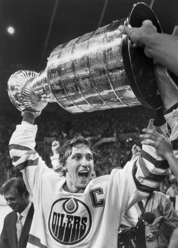 Jeden ze čtyř Stanley Cupů, které Gretzky získal. Jeden ze čtyř Stanley Cupů, které Gretzky získal.