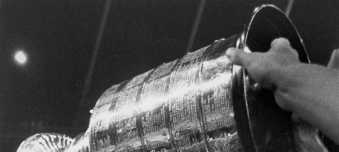 Jeden ze čtyř Stanley Cupů, které Gretzky získal.