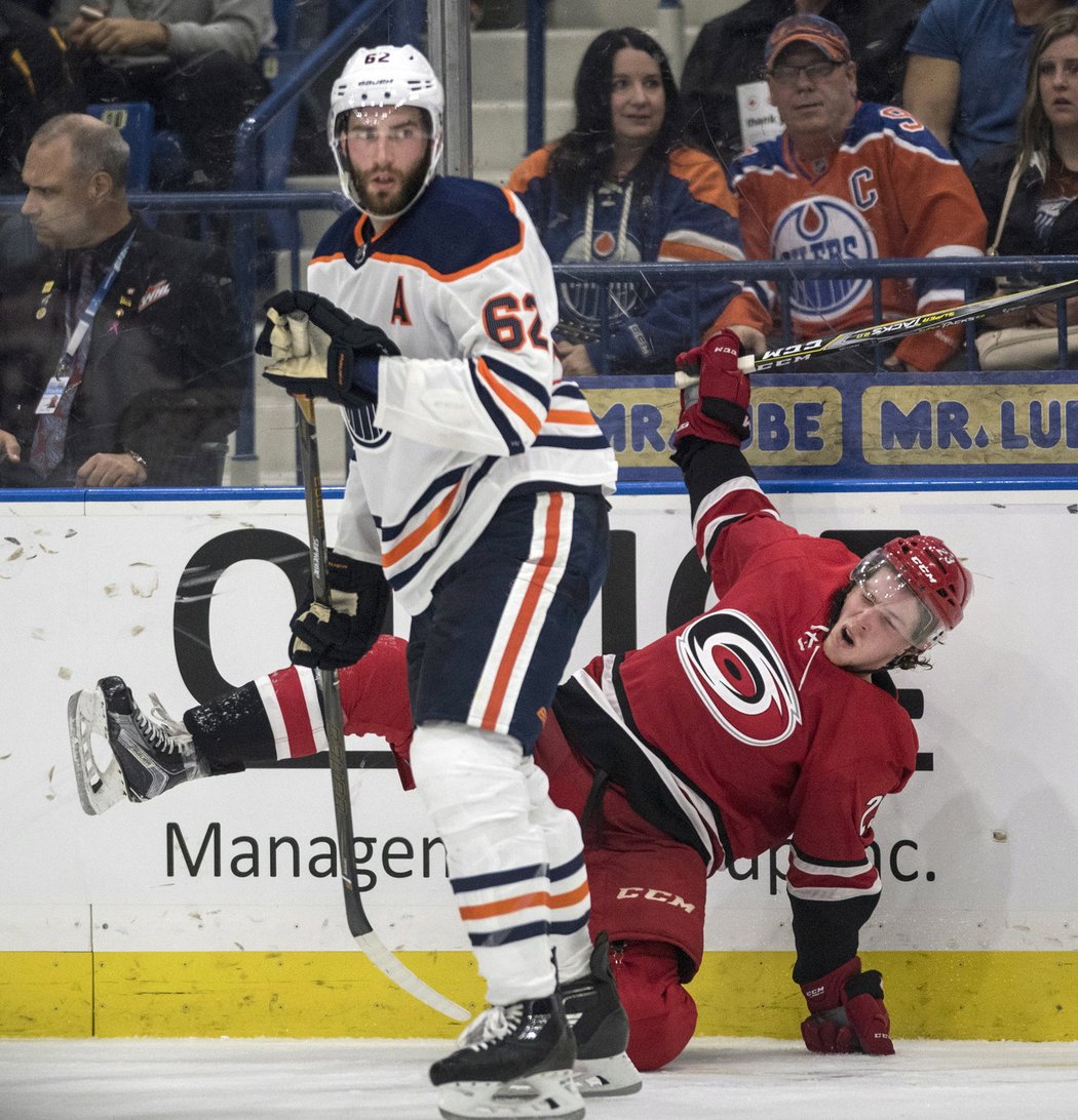 Ostrý zadák Eric Gryba odstavil Brocka McGinna z týmu Hurricanes