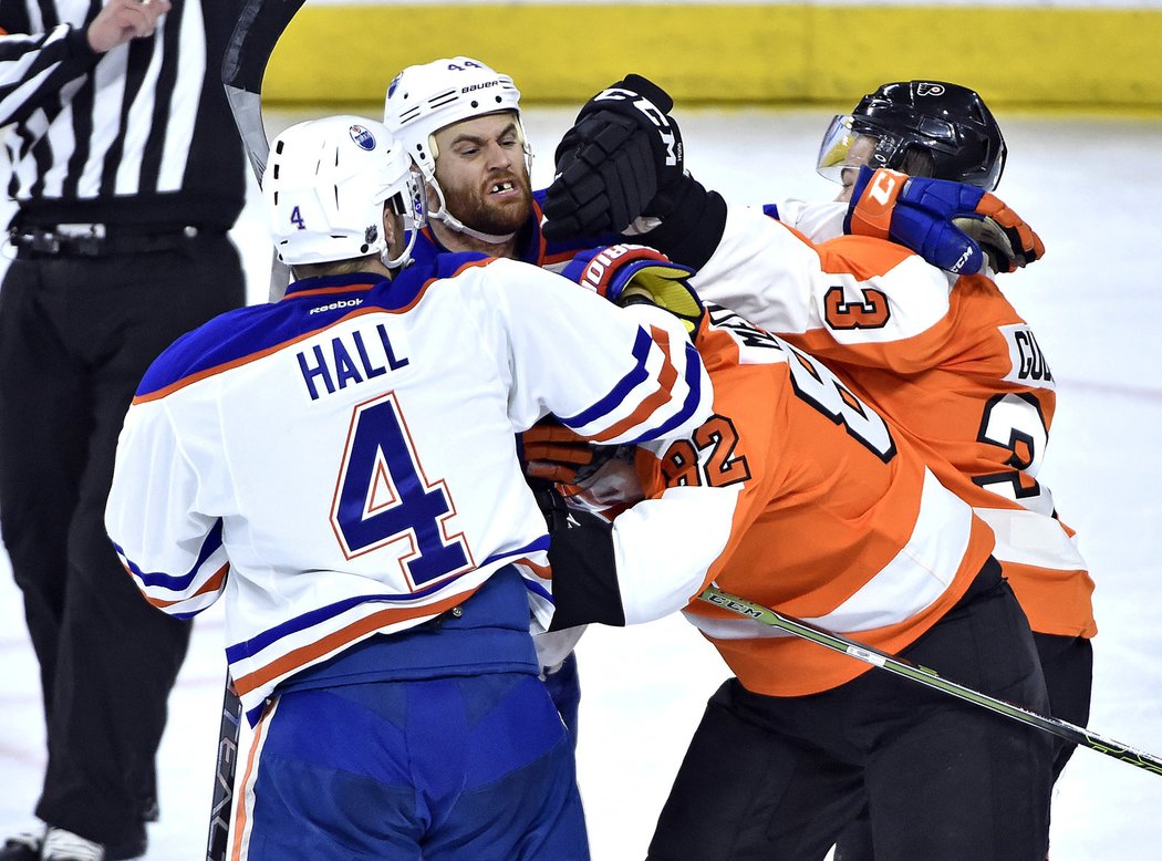 Radko Gudas v šarvátce s hráči Edmontonu