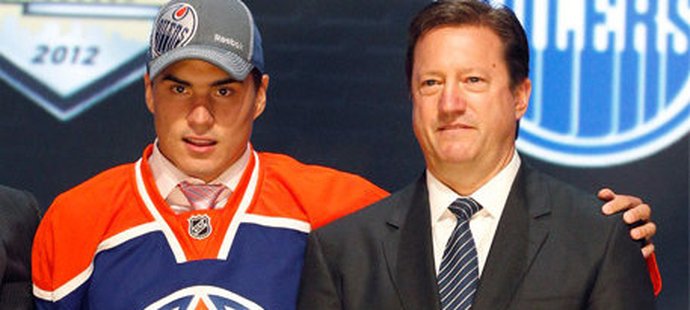 Nail Jakupov pózuje s generálním manažerem Oilers